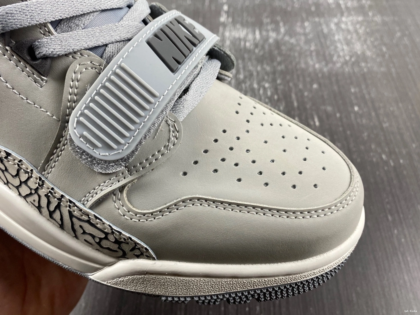 AV3922-002 - Jordan Legacy Grey Men's Wolf 312 1113